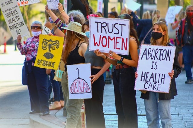 Roe vs Wade Protests - Photo by Manny Becerra on Unsplash